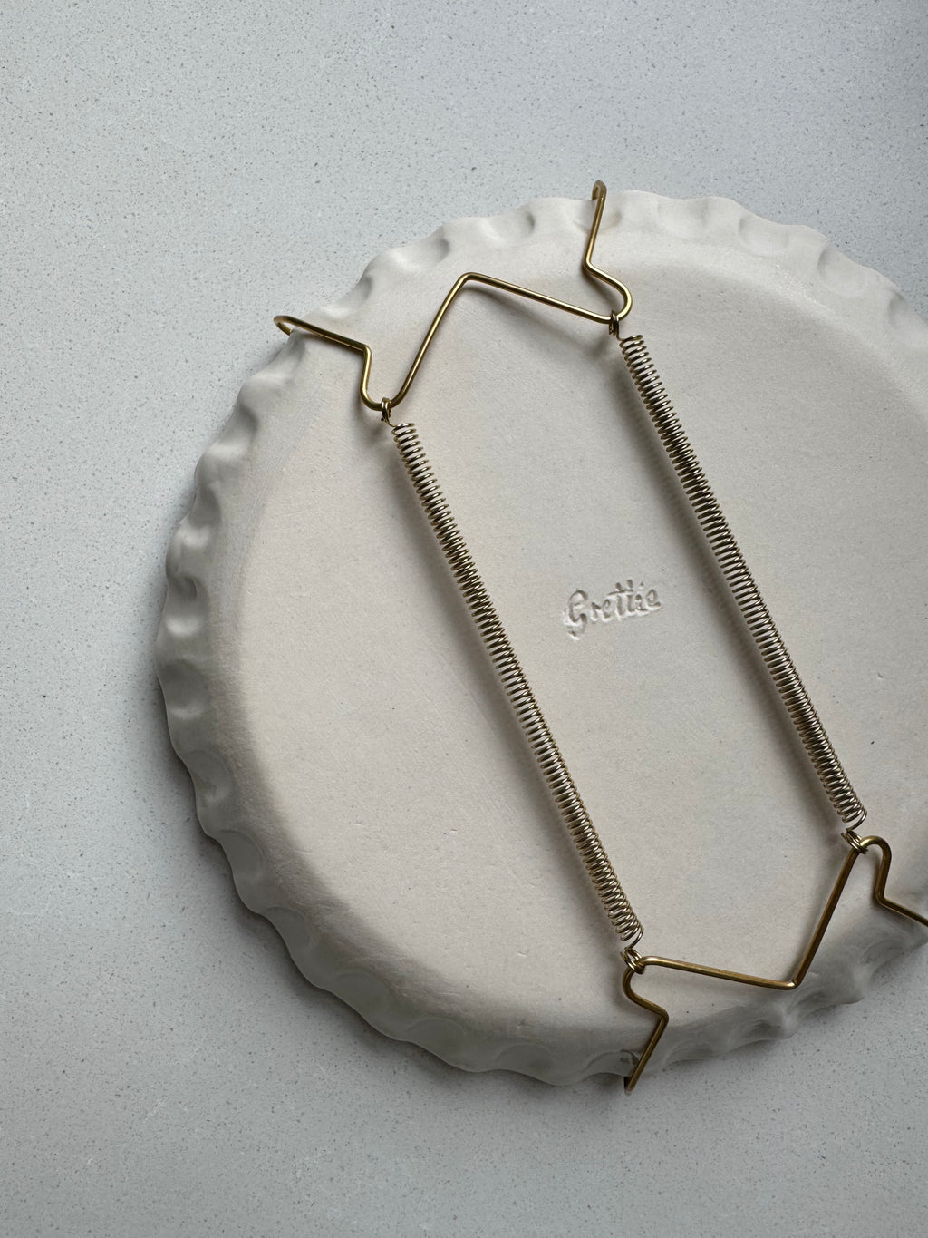 Plate hanging wire