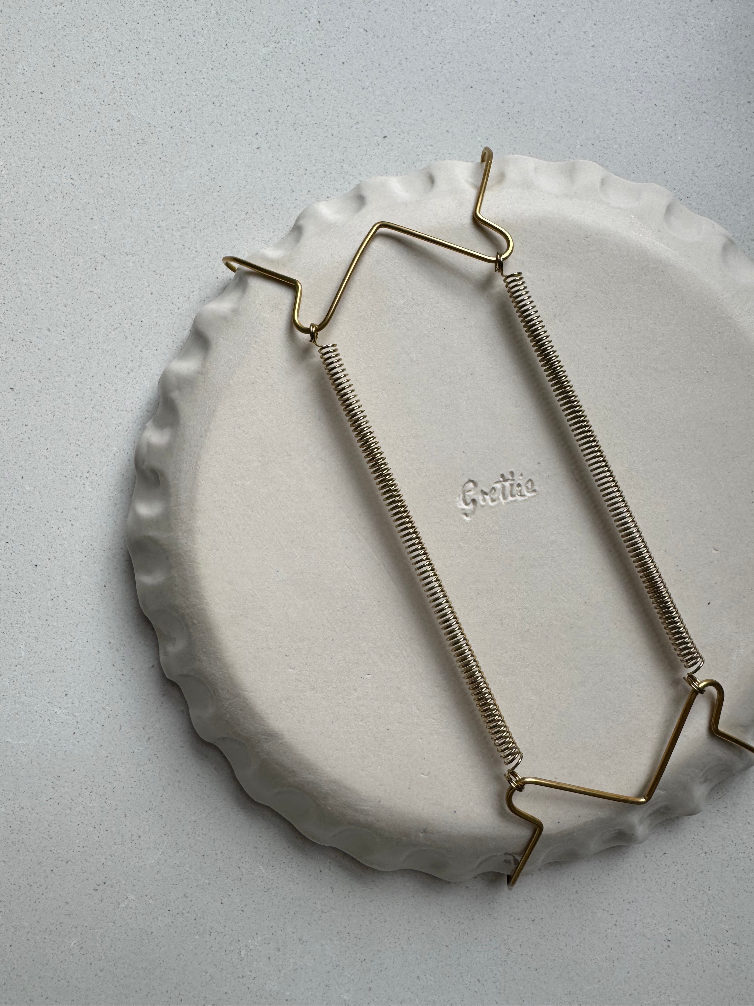 Plate hanging wire
